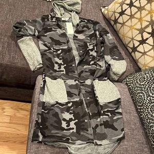 Pinc premium cardigan with camo pockets size X-Large.